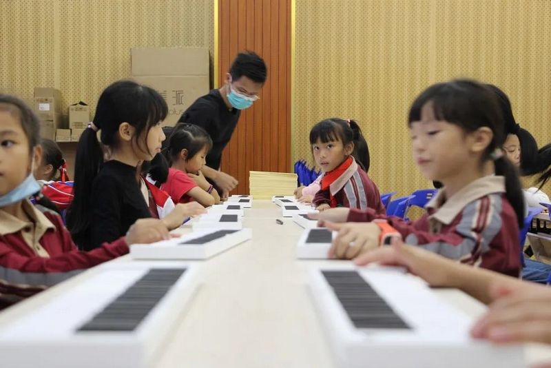 【陈逸 让音乐艺术触手可及】热烈祝贺龙健集团 · 大岭山第三小学Midiplus折叠钢琴捐赠&开班仪式圆满成功！ (7).jpg