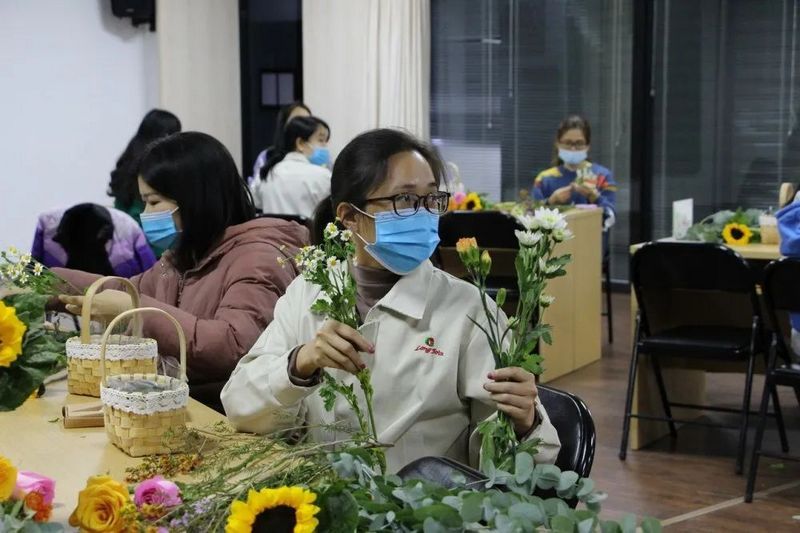 以花为诗，品味生活  大岭山先锋职工服务中心走进龙健集团开展插花培训活动。 (2).jpg