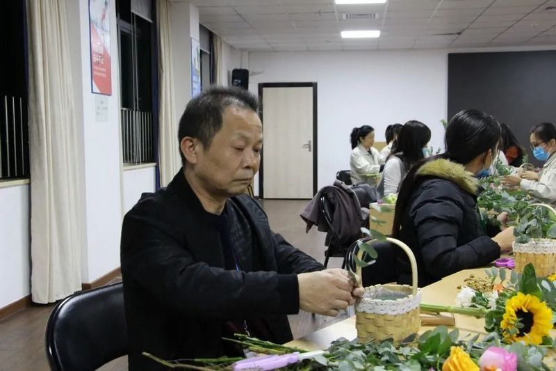 以花为诗，品味生活  大岭山先锋职工服务中心走进龙健集团开展插花培训活动。 (4).jpg