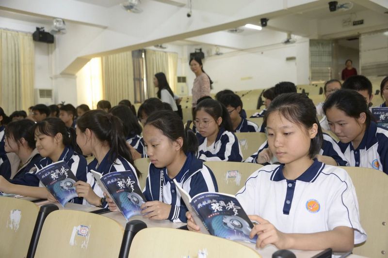 书香传薪火·科技强国梦龙健高新科技产业园捐书助学 (7).jpg